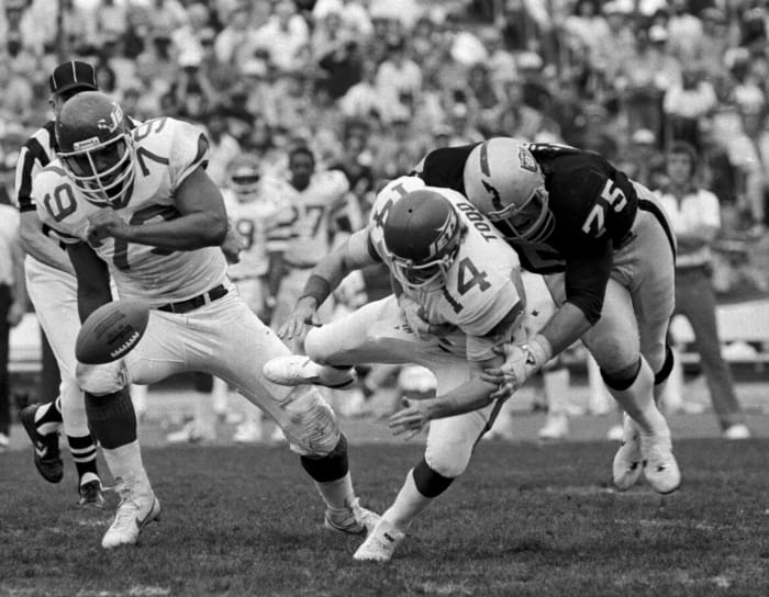 Las Vegas/Los Angeles Raiders: Howie Long (1983), Khalil Mack (2015)