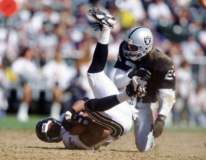 1996: Larry Brown signs with Raiders
