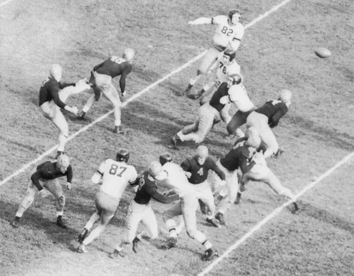 1943: Angelo Bertelli, Notre Dame