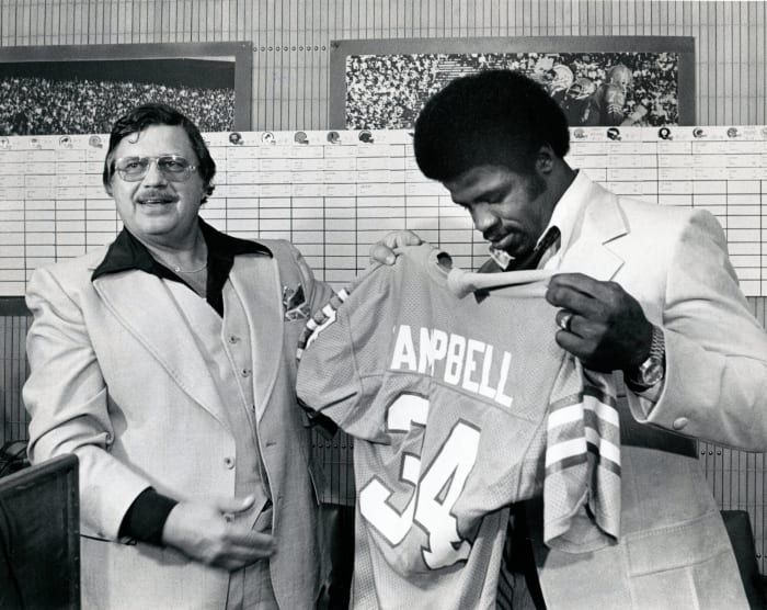 1978: Buccaneers give Oilers Earl Campbell real estate