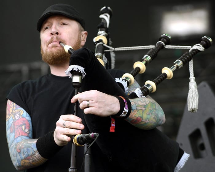 Artists and bands that regularly used outsidethebox instrumentation