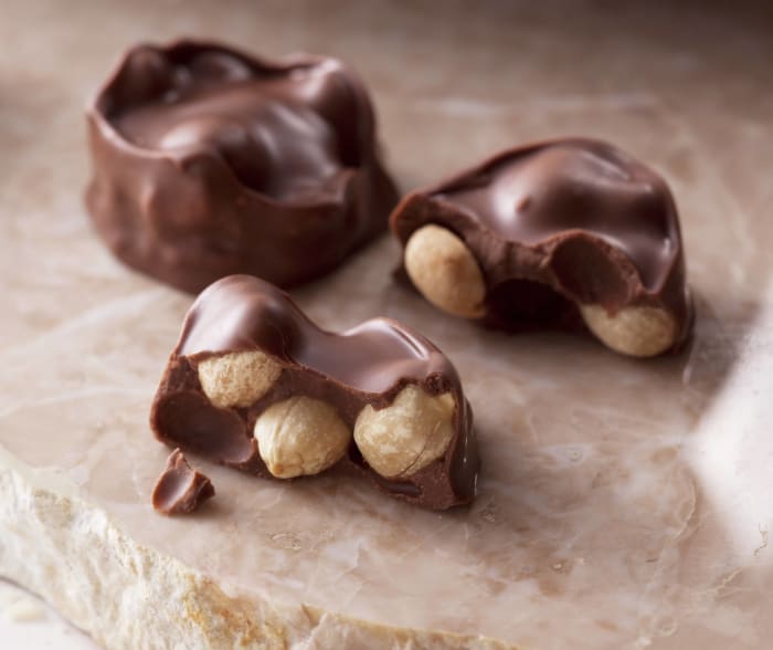 Klastry czekoladowe z orzeszkami ziemnymi