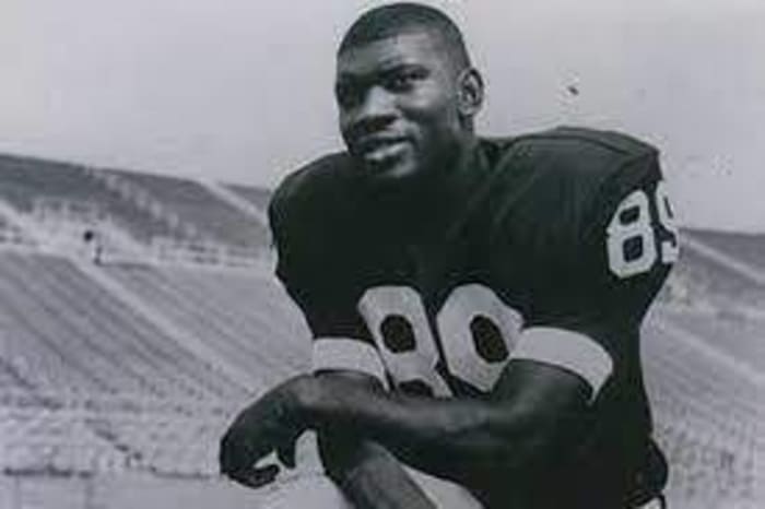 Dave Robinson, Offensive/Defensive End (1960-'62)