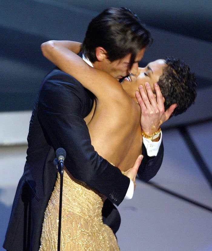 The Adrien Brody/Halle Berry kiss (2003 - 75th Academy Awards)