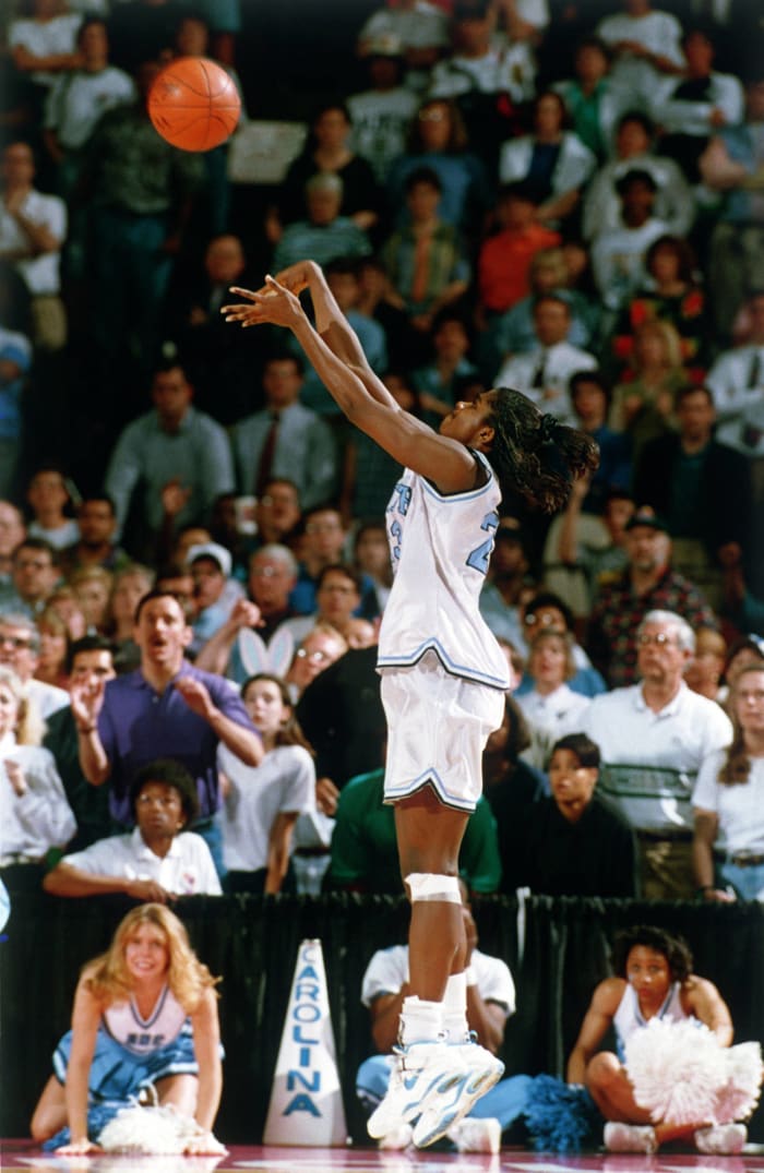 Smith beats clock for Tar Heels title (1994)