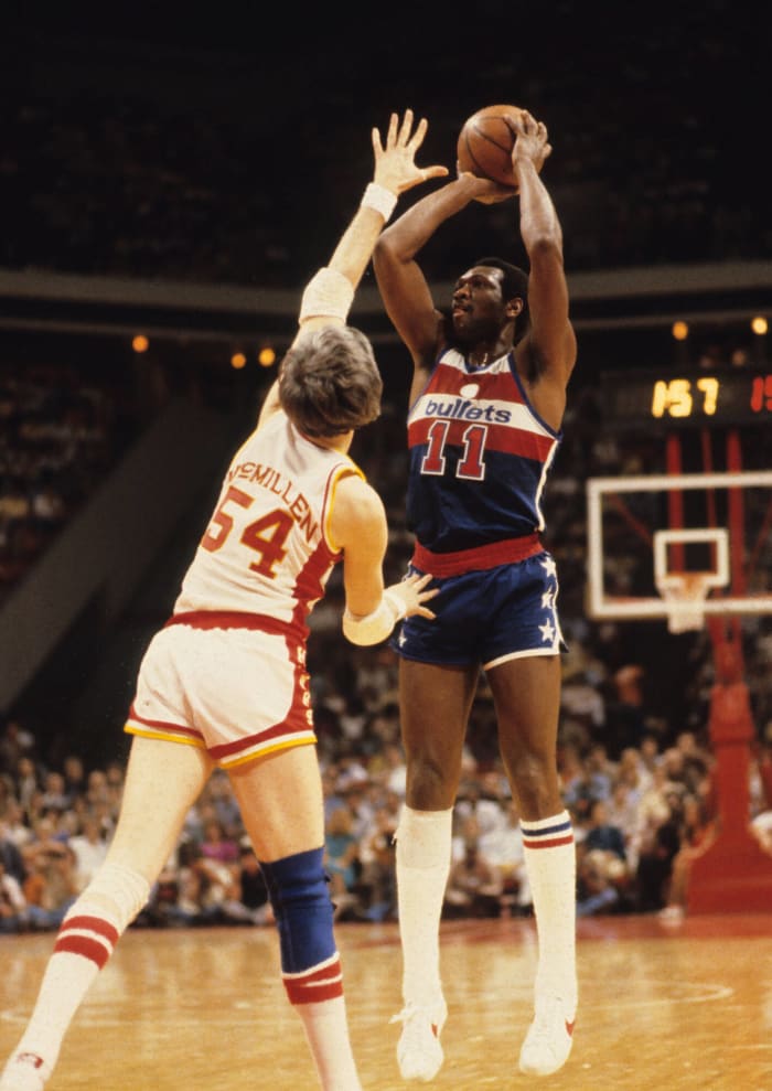 Randy Smith of the Buffalo Braves looks on against the Washington