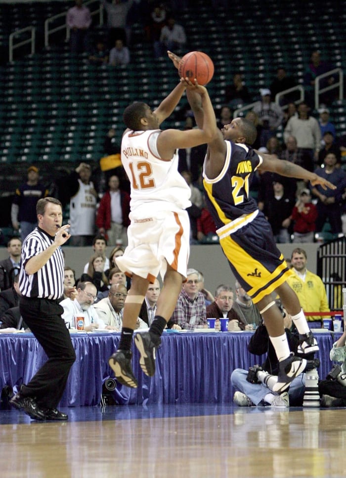 Paulino's three sweet for Longhorns (2006)