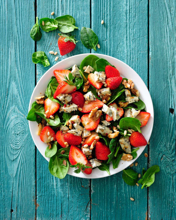 Strawberry spinach salad