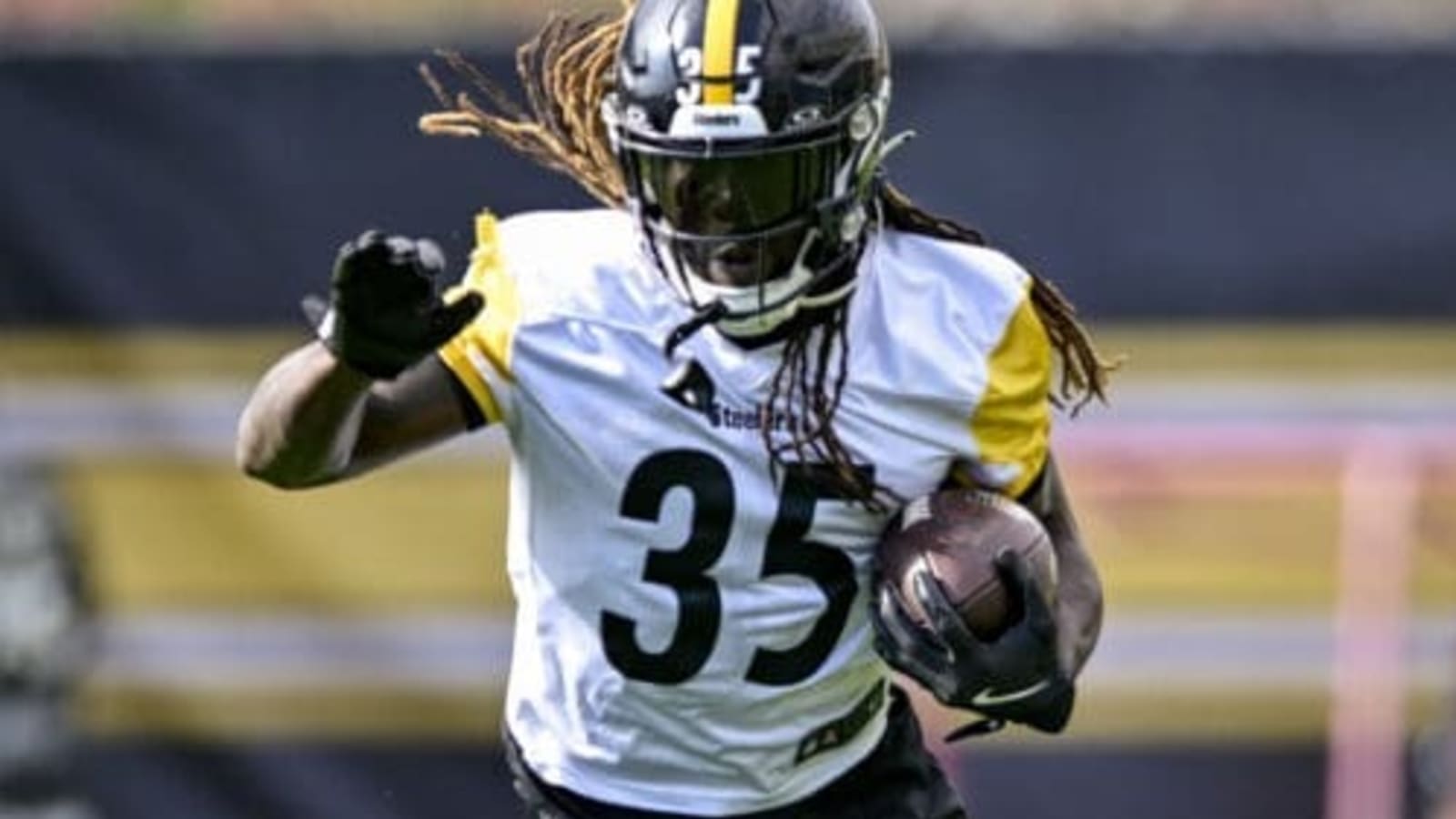 Steelers Re-Sign Versatile Running Back