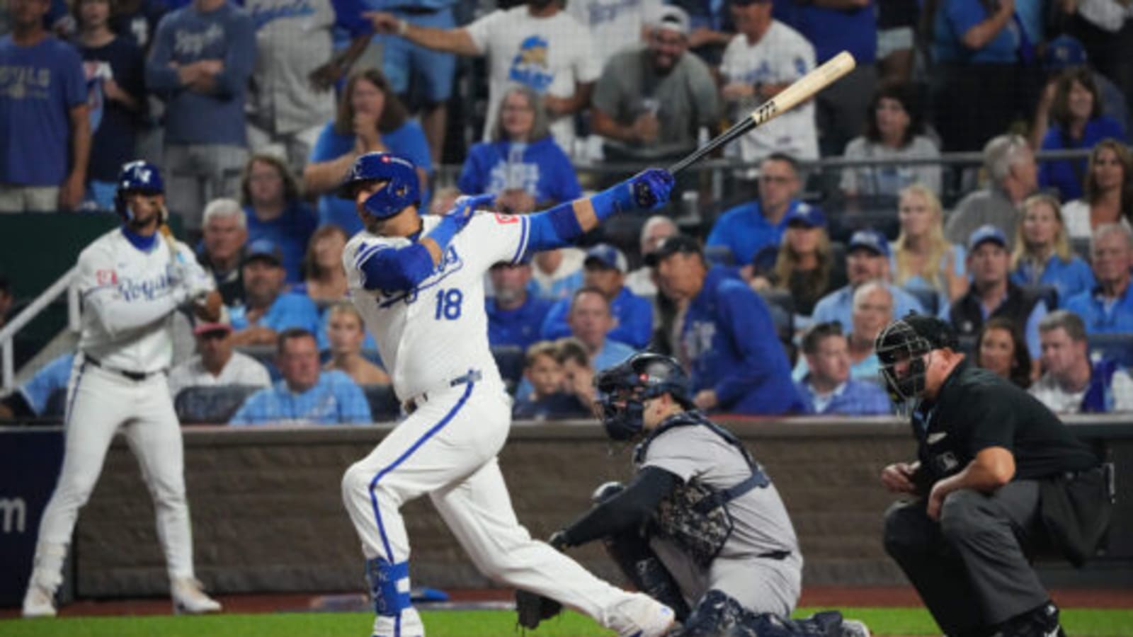 Padres add efficient former champion with defensive muscle
