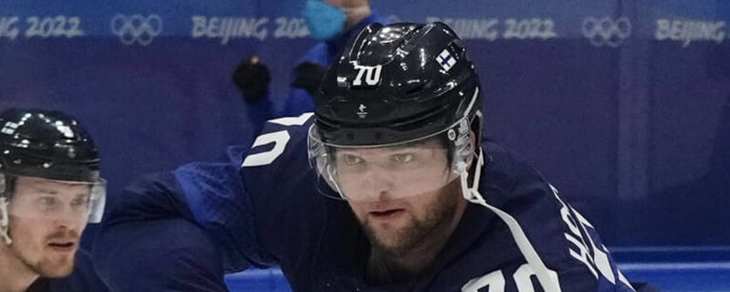 Former NHL player attempts insane shootout shot