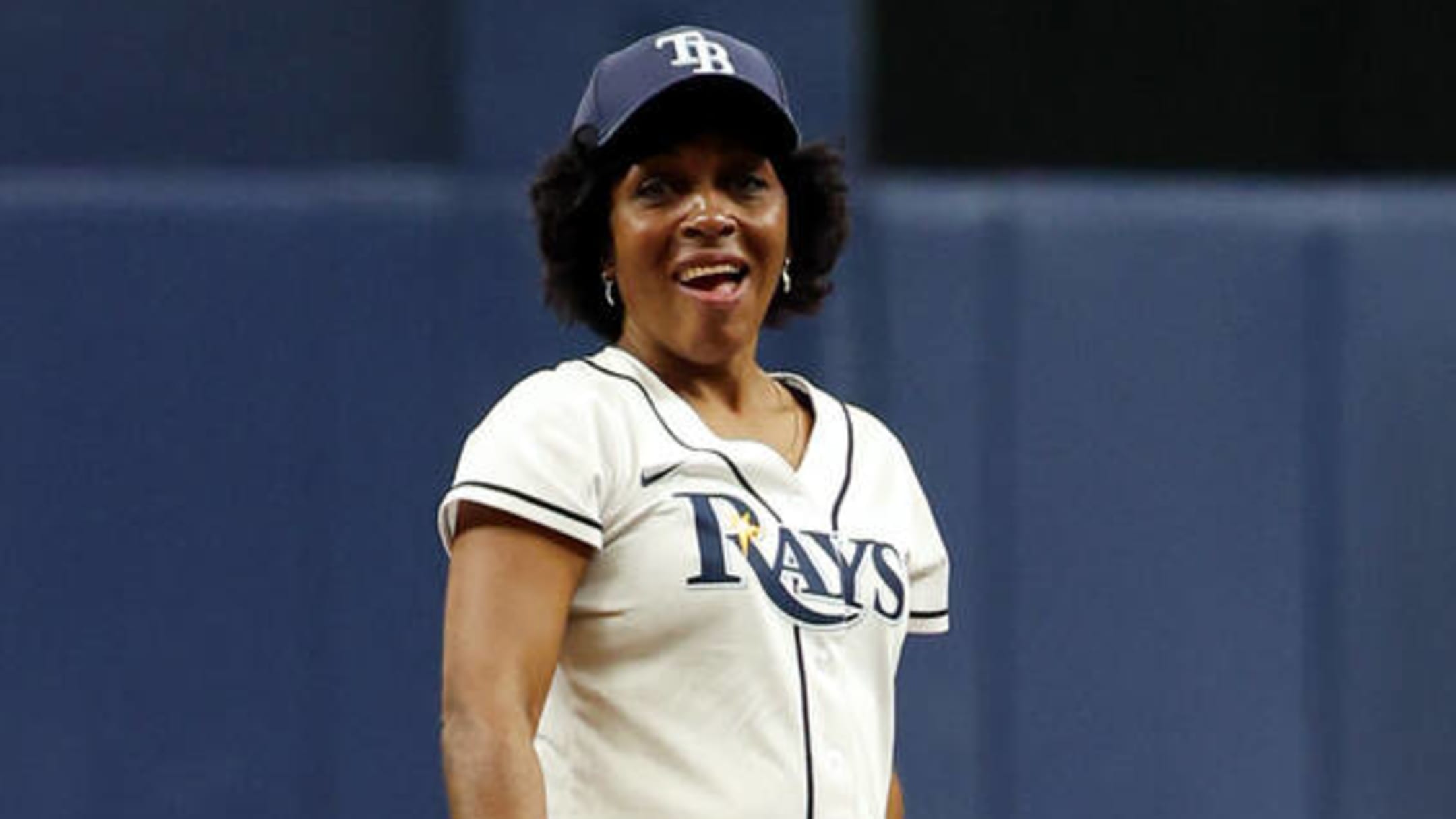 Astros moms throw out first pitch to their sons before Mother's