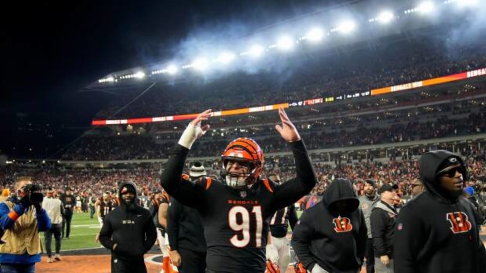 Bengals agree to contract extension with Hubbard