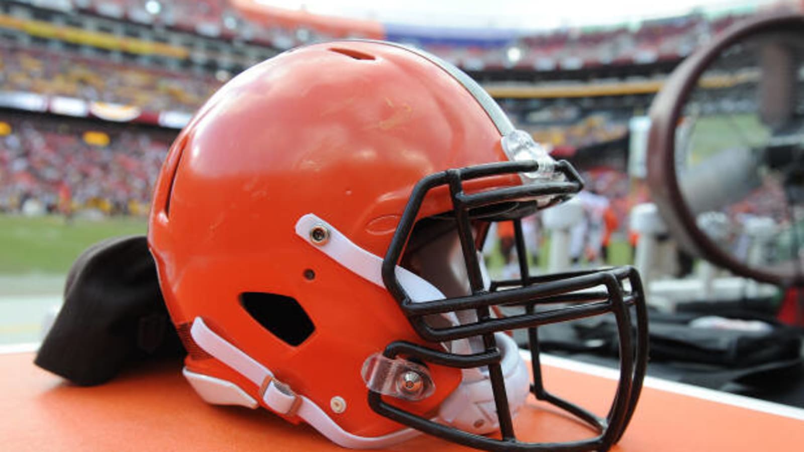 Browns Linebacker Exits Practice With Apparent leg Injury