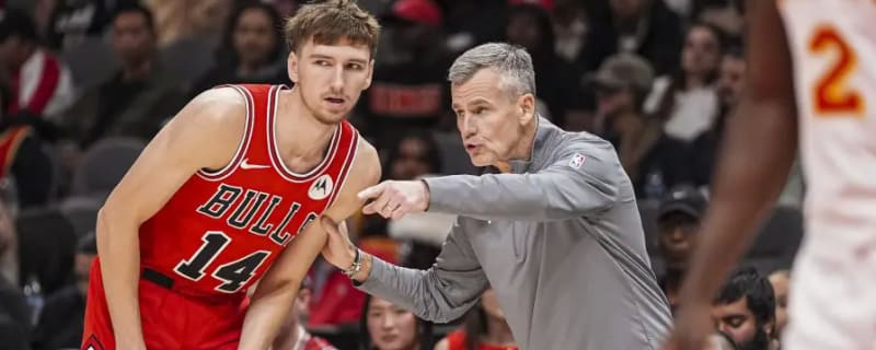 Five Chicago Bulls players show their support during Billy Donovan’s HOF induction