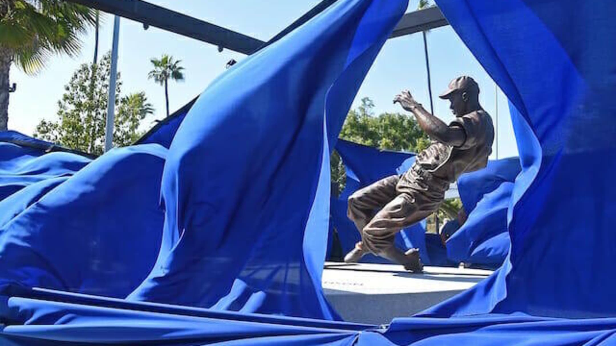 Koufax gets Dodger Stadium statue next to Jackie Robinson