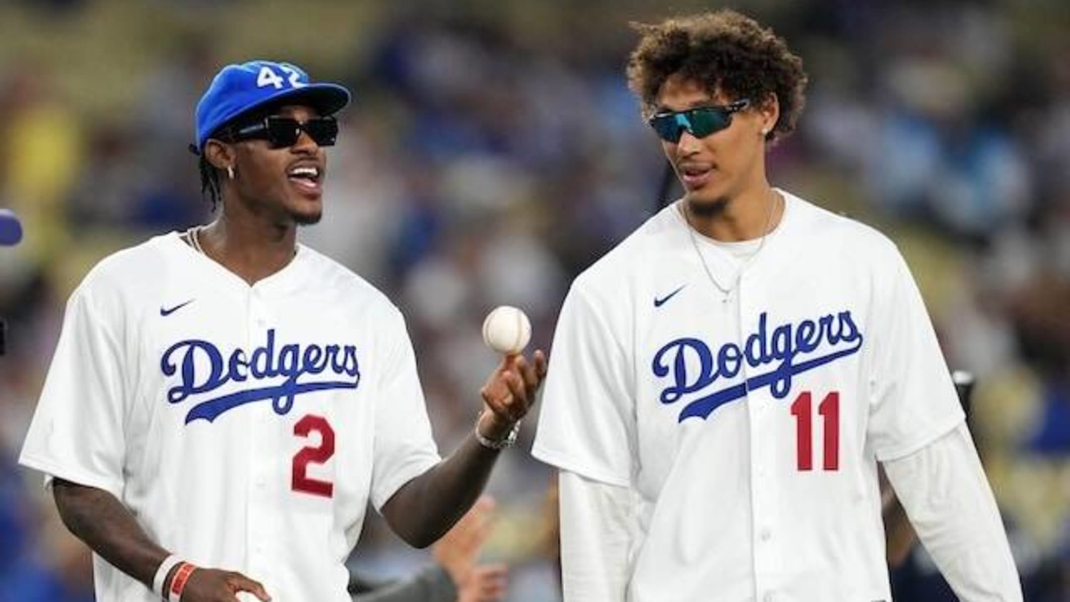 Anthony Davis throws out first pitch at Dodgers game