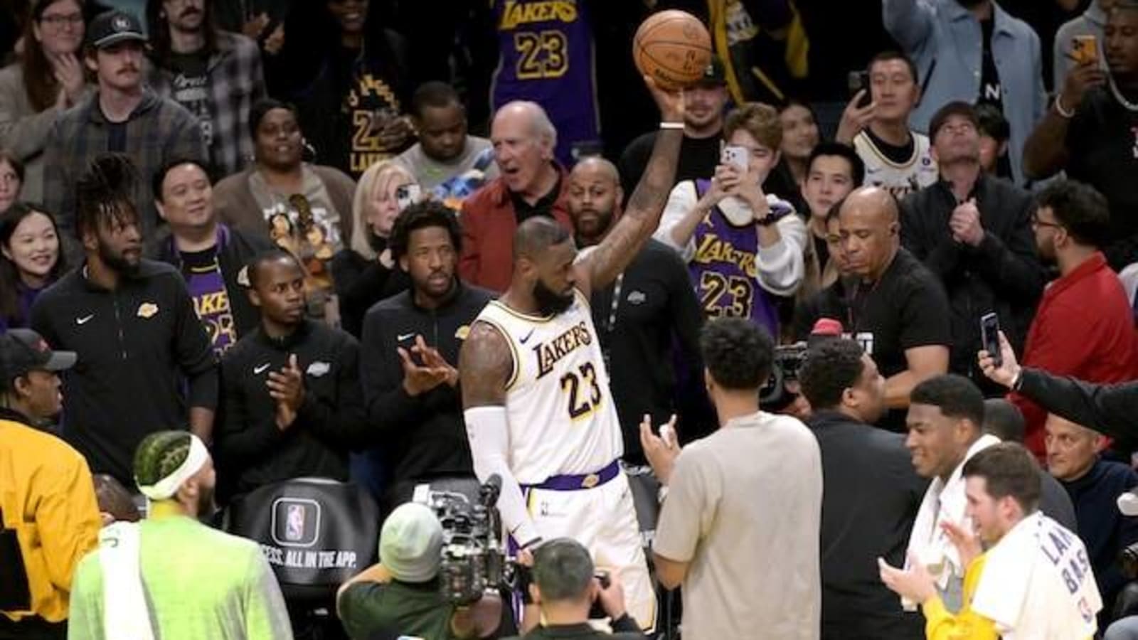  Magic Johnson, Lamar Odom & Others Congratulate LeBron James On 40,000 Points