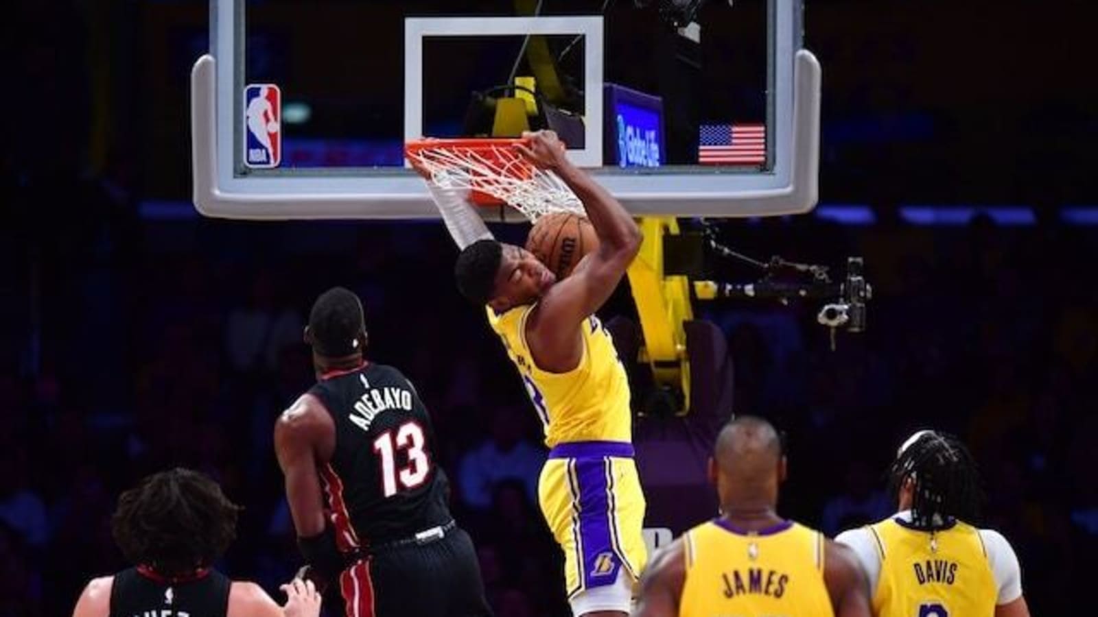  Lakers Come Back To Beat Heat & Snap Losing Streak