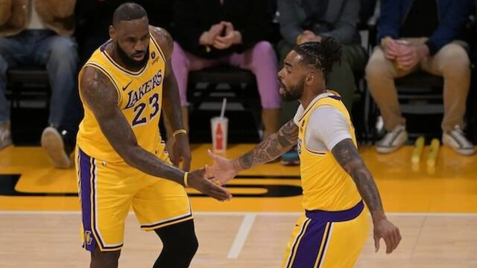 D’Angelo Russell Recreates Iconic Dwyane Wade Photo With LeBron James