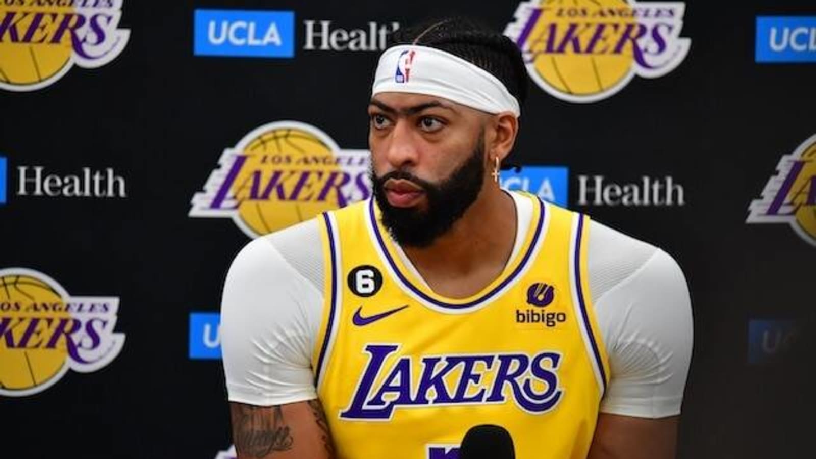 LeBron James Anthony Davis In Lakers Yellow Sports Dress HD Lakers