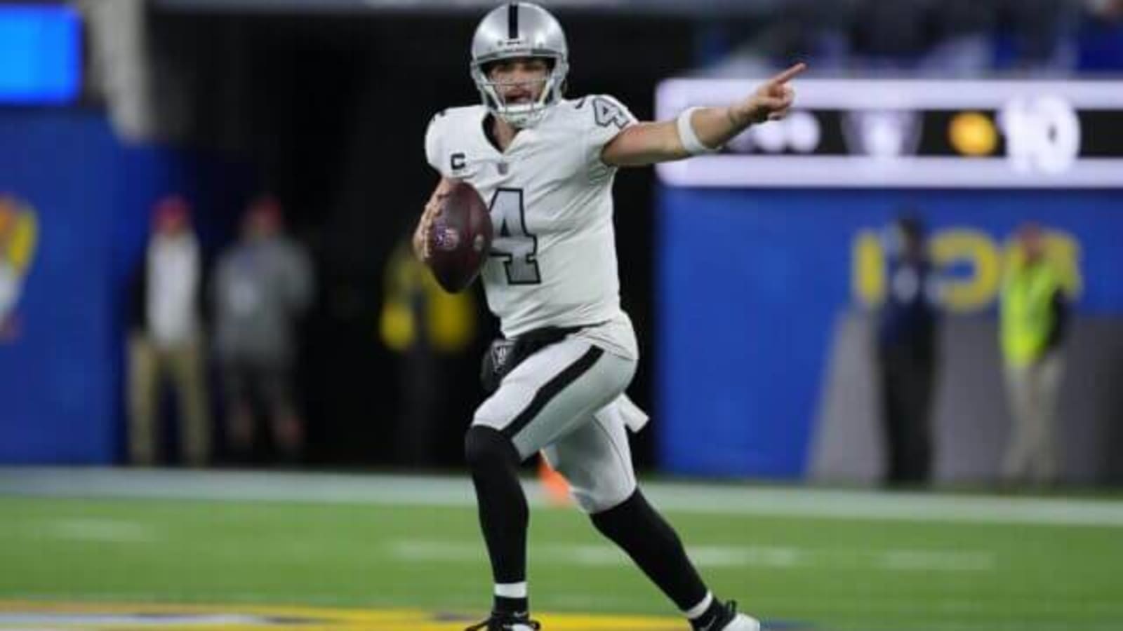  Derek Carr Says He Doesn’t Think About His Future During Season