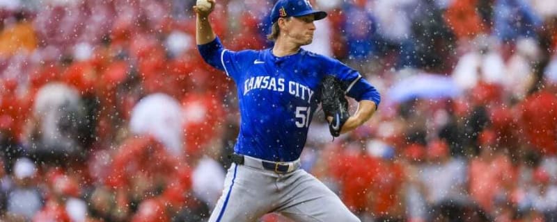 Singer Shines, Royals Complete Sweep of Reds with 8-1 Victory