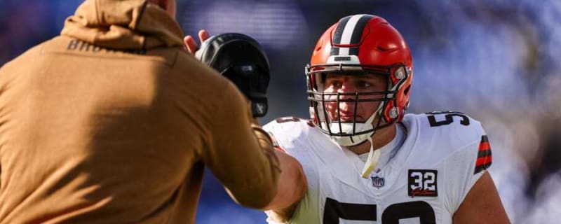 Browns key offensive lineman carted off after suffering leg injury