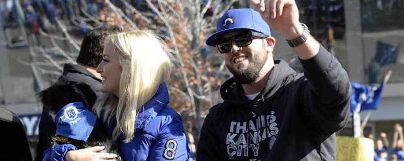 Royals Honor Retiring 2015 World Series Champ, Fan-Favorite With One-Day Contract