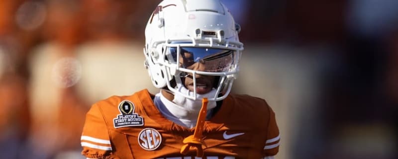 Texas Longhorns CB Heads to Locker Room After Injury