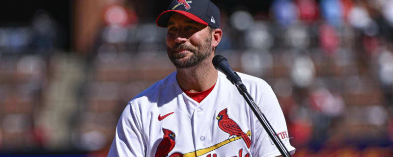 Cubs Star Surprises Cardinals Legend With Amazing Retirement Gift