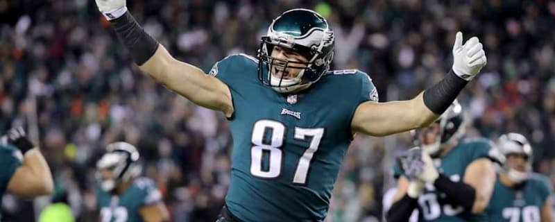 Eagles legend plays the role of Chiefs star Travis Kelce at Philly&#39;s practice