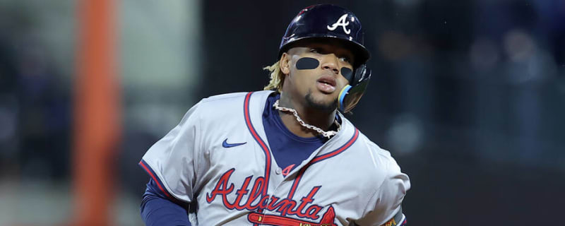 Braves star exits game with apparent knee injury