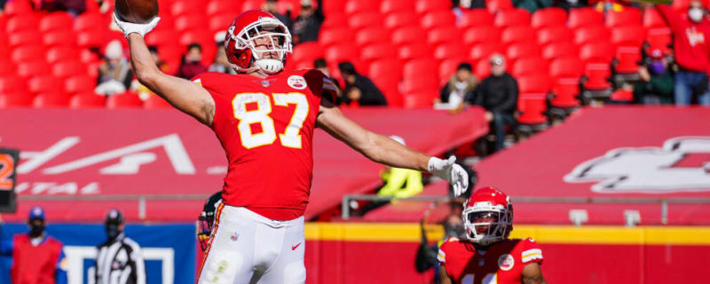 Fans React to Chiefs TE Travis Kelce's Pregame Outfit vs. Cowboys [LOOK]