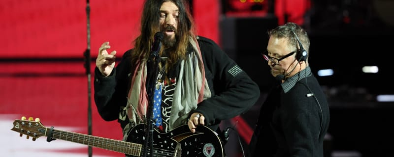 Billy Ray Cyrus shares 'prized' note from Dolly Parton