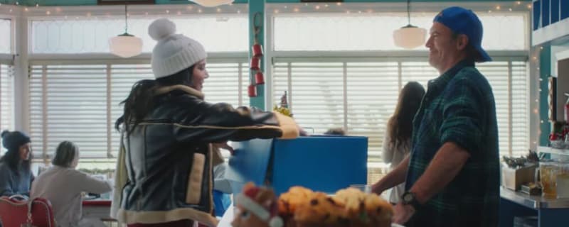 ‘Gilmore Girls’ Reunion: Luke Gives Lorelai the Gift of Coffee in New Holiday Ad (Video)