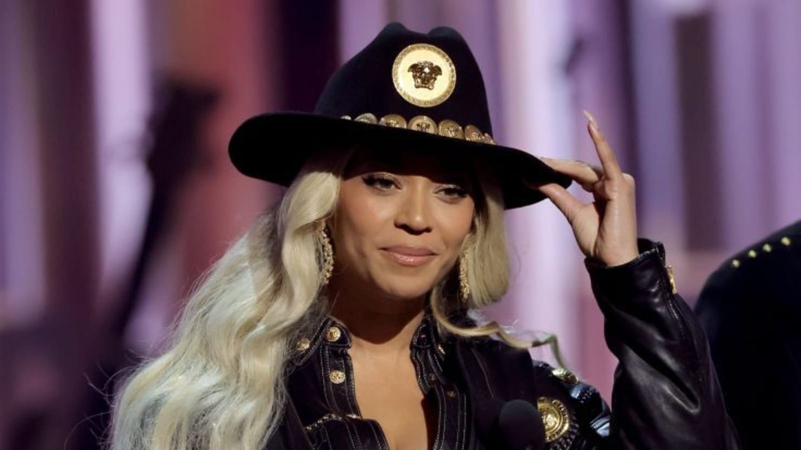 Beyoncé&#39;s Mom Tina Knowles Reacts to Claim She Shaded Dolly Parton