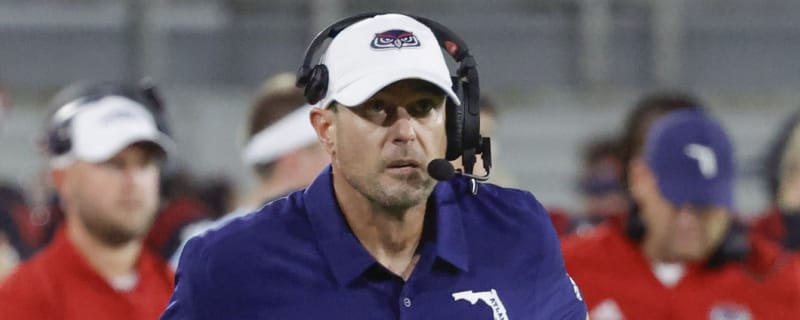 Watch: USF, Florida Atlantic coaches get heated after handshake snub