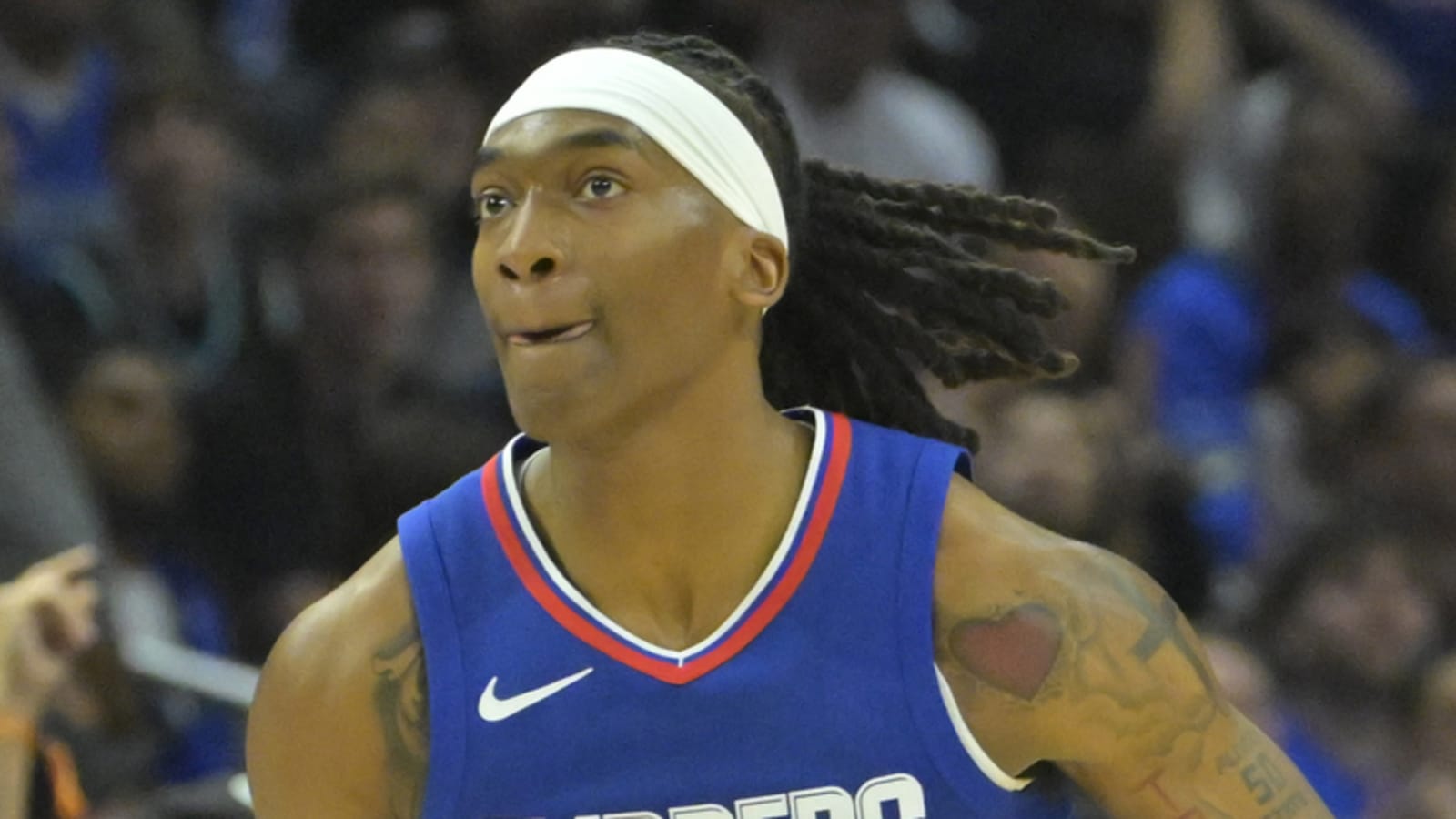 Clippers agree to three-year extension with key guard