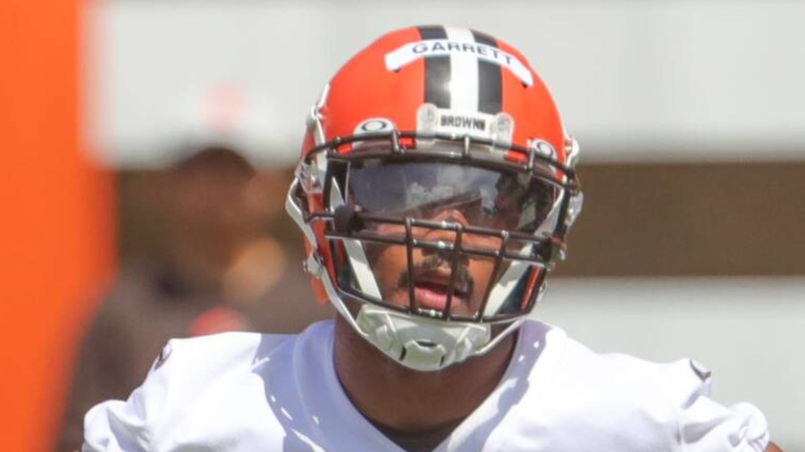 Browns' Myles Garrett throws down thunderous dunk at NBA Summer League