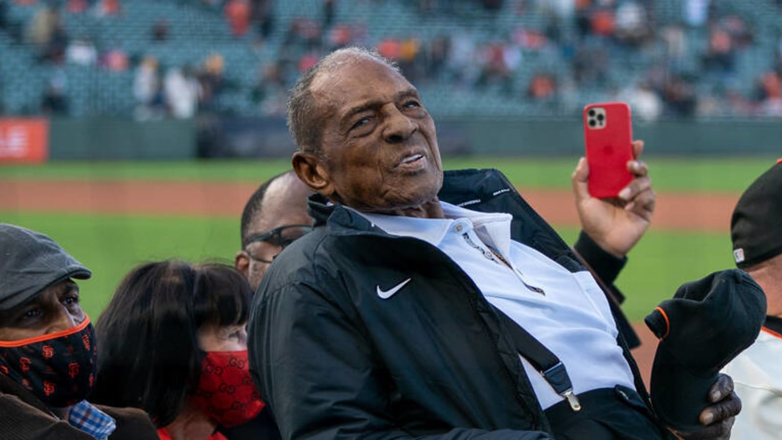 Mets retire Willie Mays' number in surprise ceremony