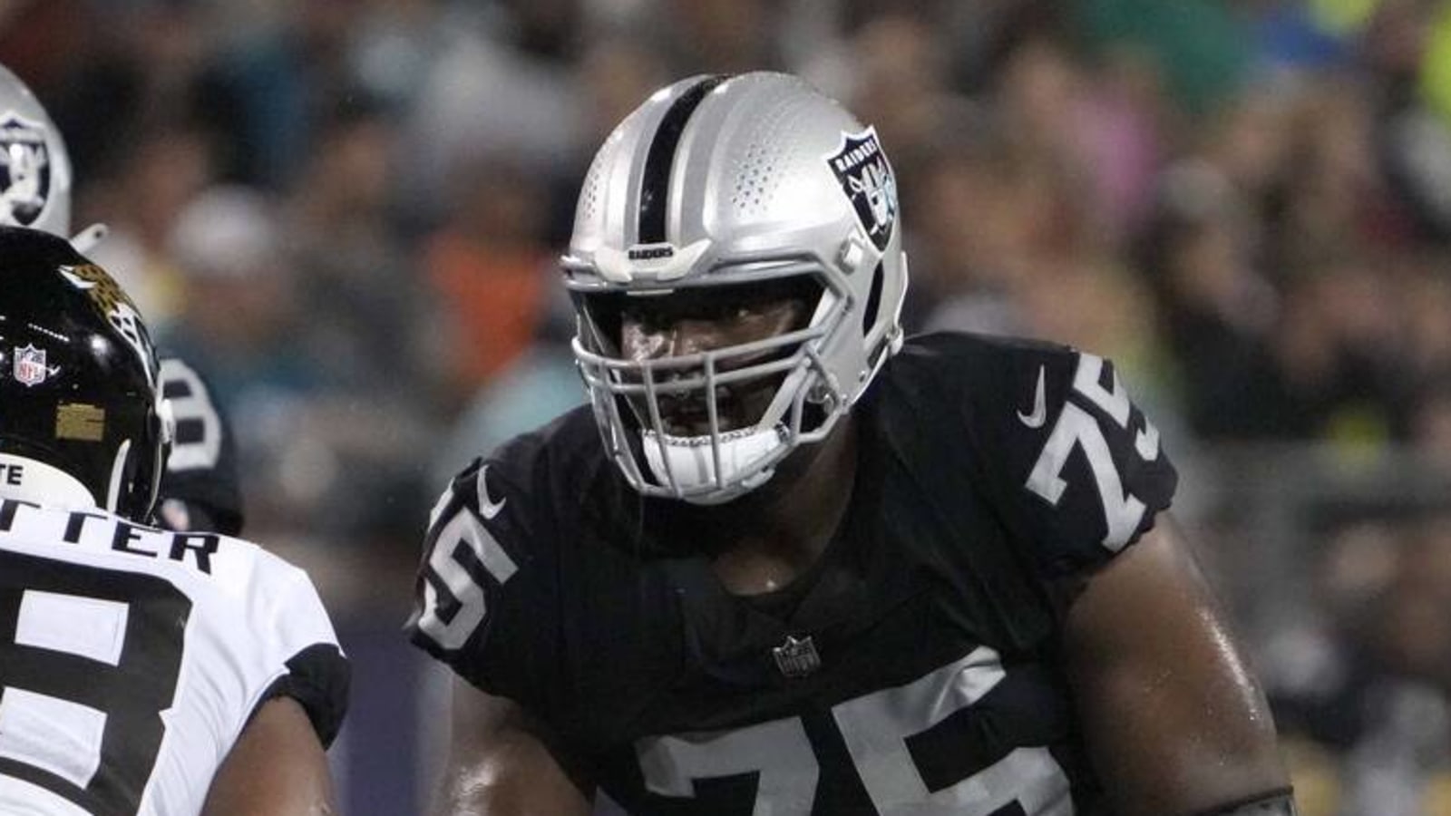 Raiders not eyeing free agent RT addition after Brandon Parker injury