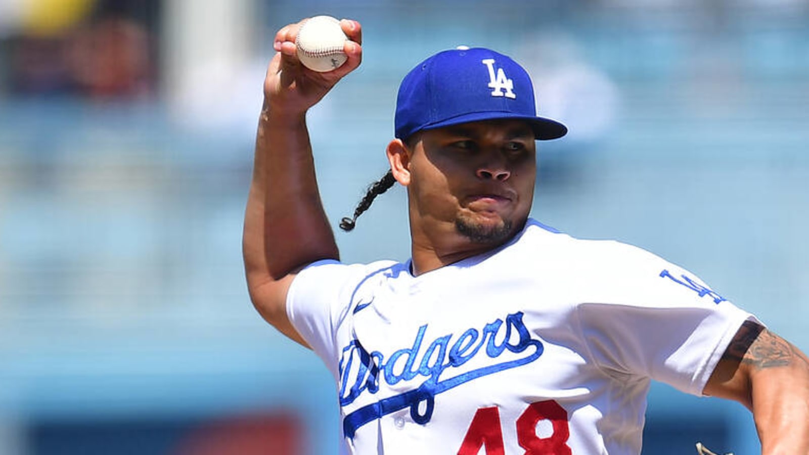 Dodgers' Graterol pulls funny move after fielding ball
