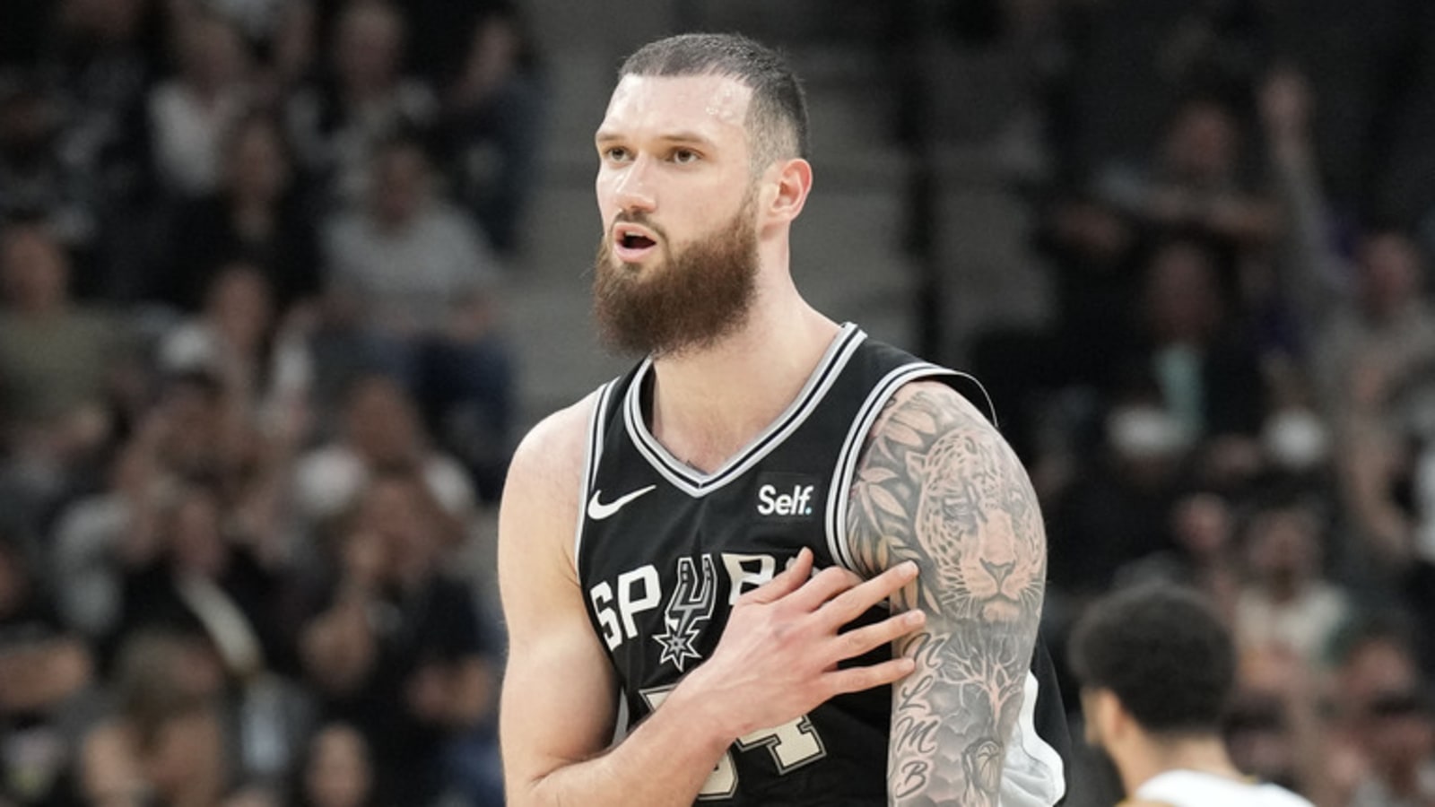 San Antonio Spurs Re-Sign Pair of Big Men