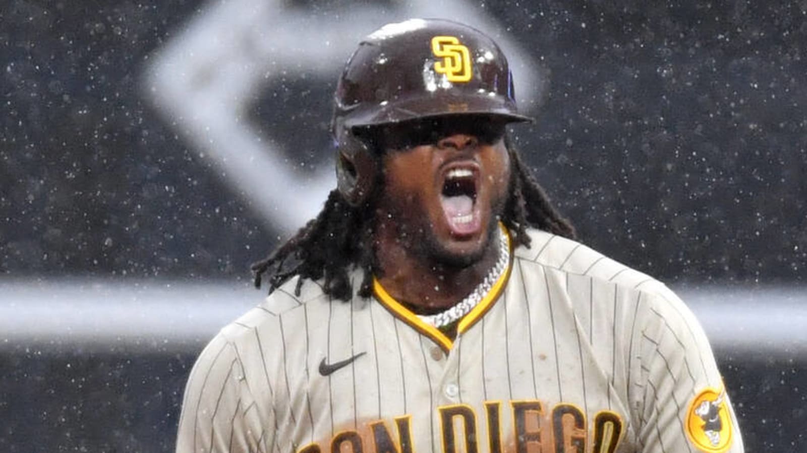 Guardians agree to two-year, $33M contract with 1B Josh Bell