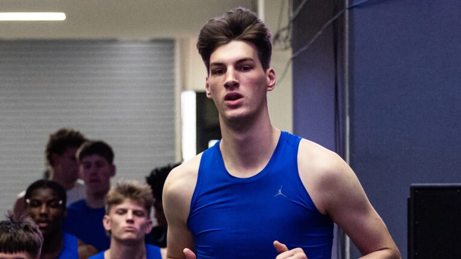 Insane photo of 7-foot-9 Florida player next to reporter goes viral
