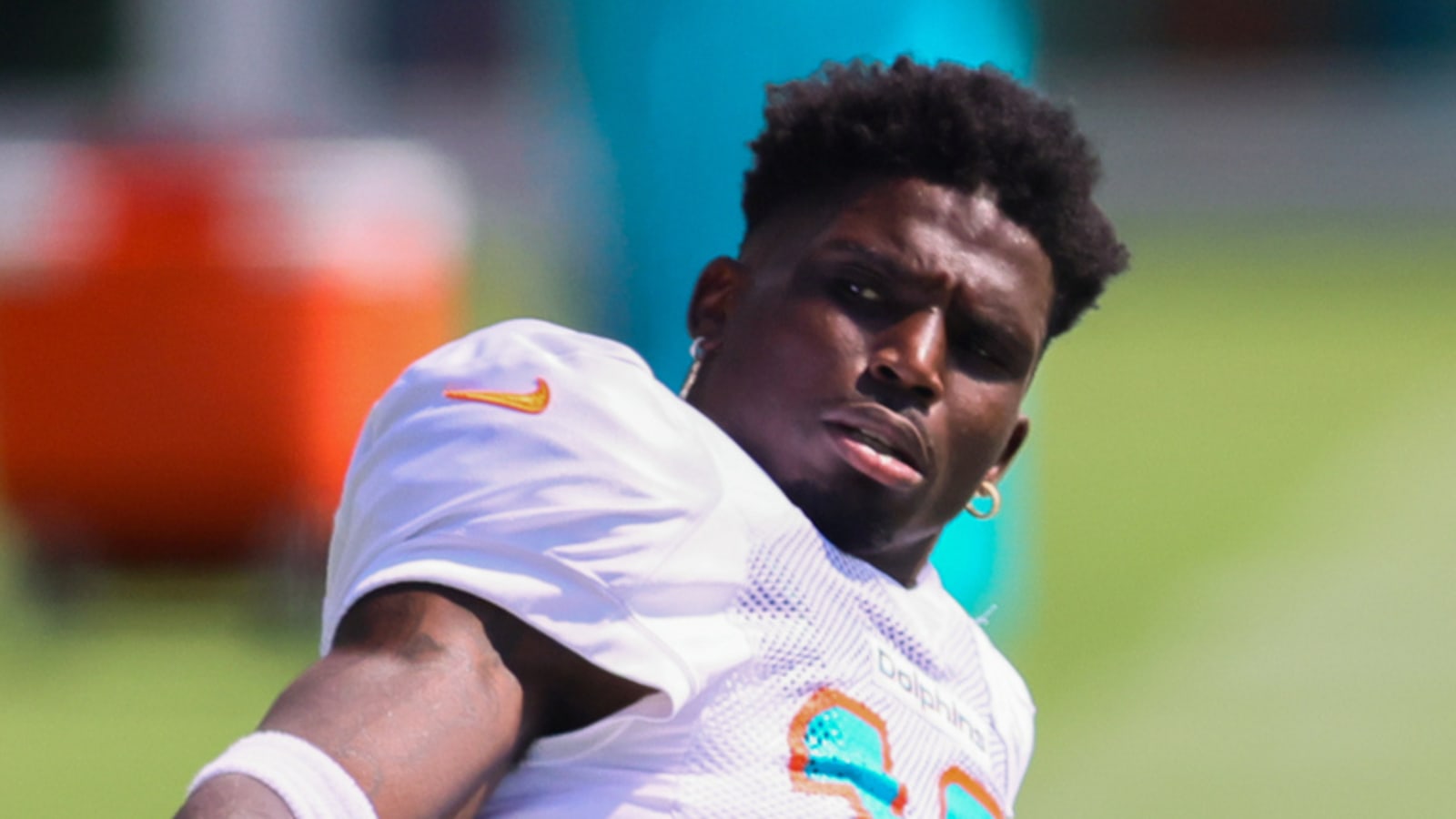 Hill responds to viral photo of Mahomes look-alike Raiola