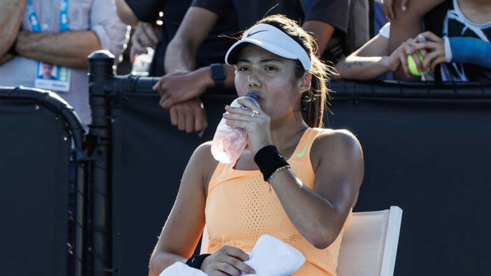 Injury-free Raducanu dominates, sets up showdown with Gauff | Yardbarker