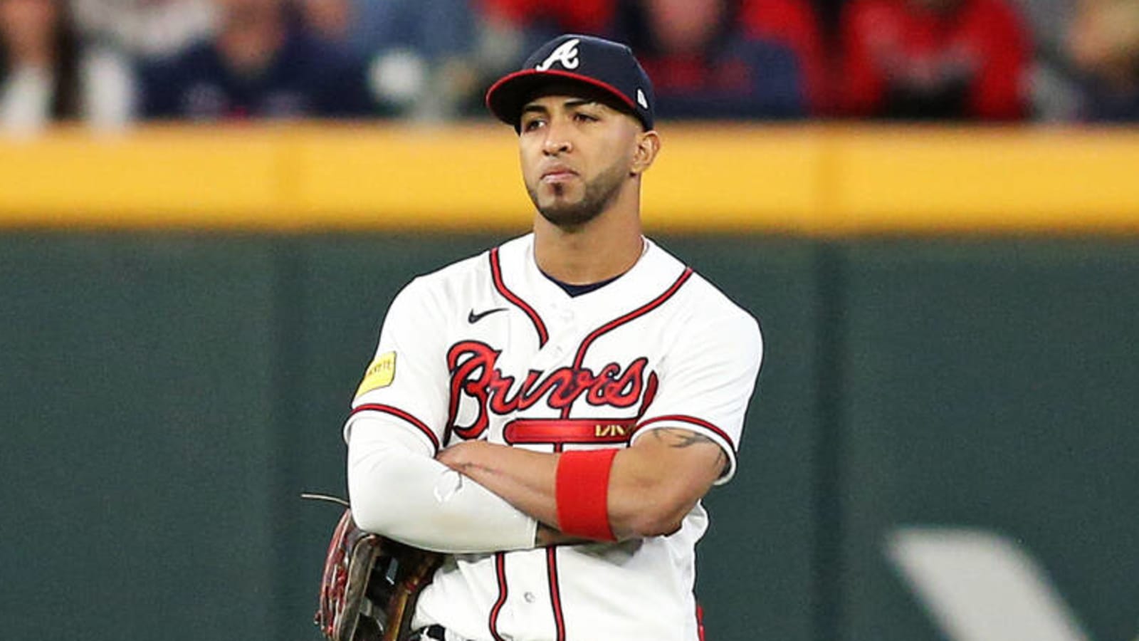 Watch: Phillies get run, Braves fans litter field after call