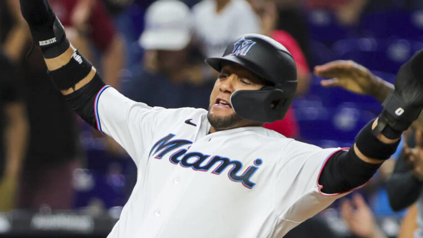 Marlins' magic continues with wild walk-off vs. Cardinals